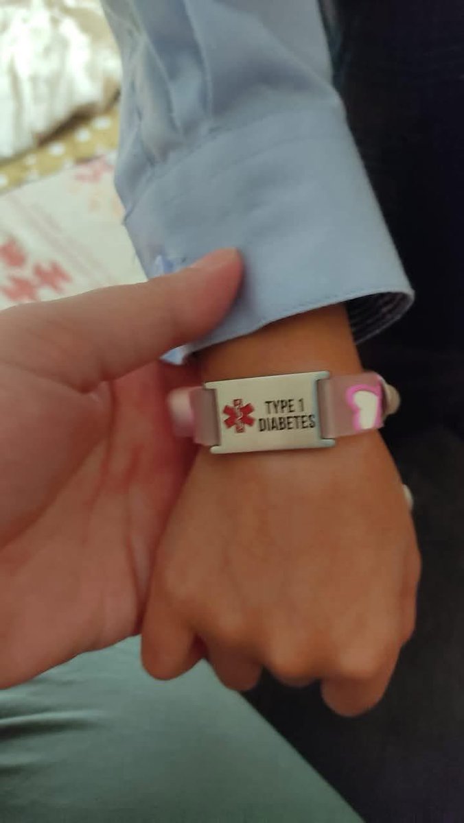 Ийм бугуйвчтай бол 1р хэлбэрийн чихрийн шижинтэй
Инсулины хамааралтай амьдардаг учраас энд тэнд цусны сахар нь унаад ухаан алдах,янз бүр болох эрсдэлтэй
Сахар нь унасан хүүхэдтэй таарвал бугуйвч дээрх утасруу яаралтай холбогдох,чихэрлэг ундаа уулгах,түргэн дуудах арга хэмжээ авна