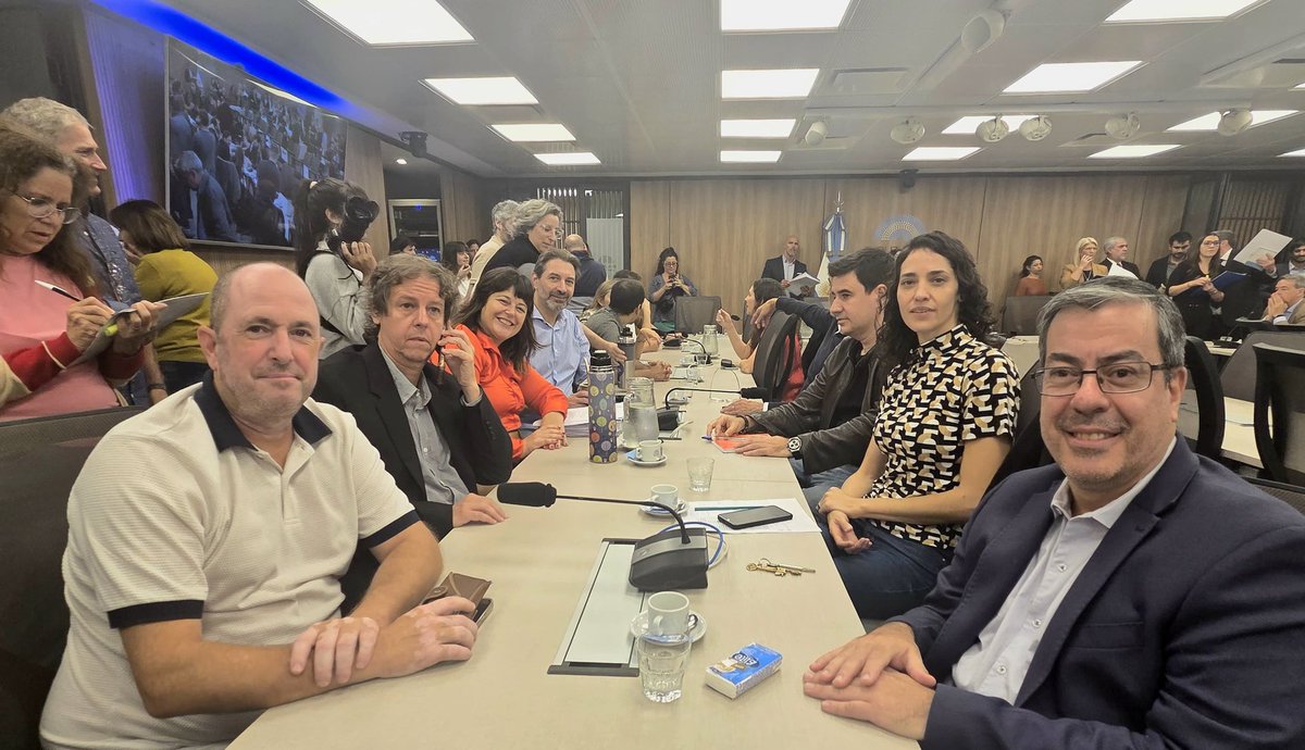 #Ahora 🏛 En <a href="/DiputadosAR/">Diputados Argentina</a> estamos en la Conformación de la Comisión Investigadora  por la cripto estafa $Libra que involucra a Milei, donde elegiremos las autoridades.

Seguíla en vivo 🤳
youtube.com/live/gAMYrCdD7…