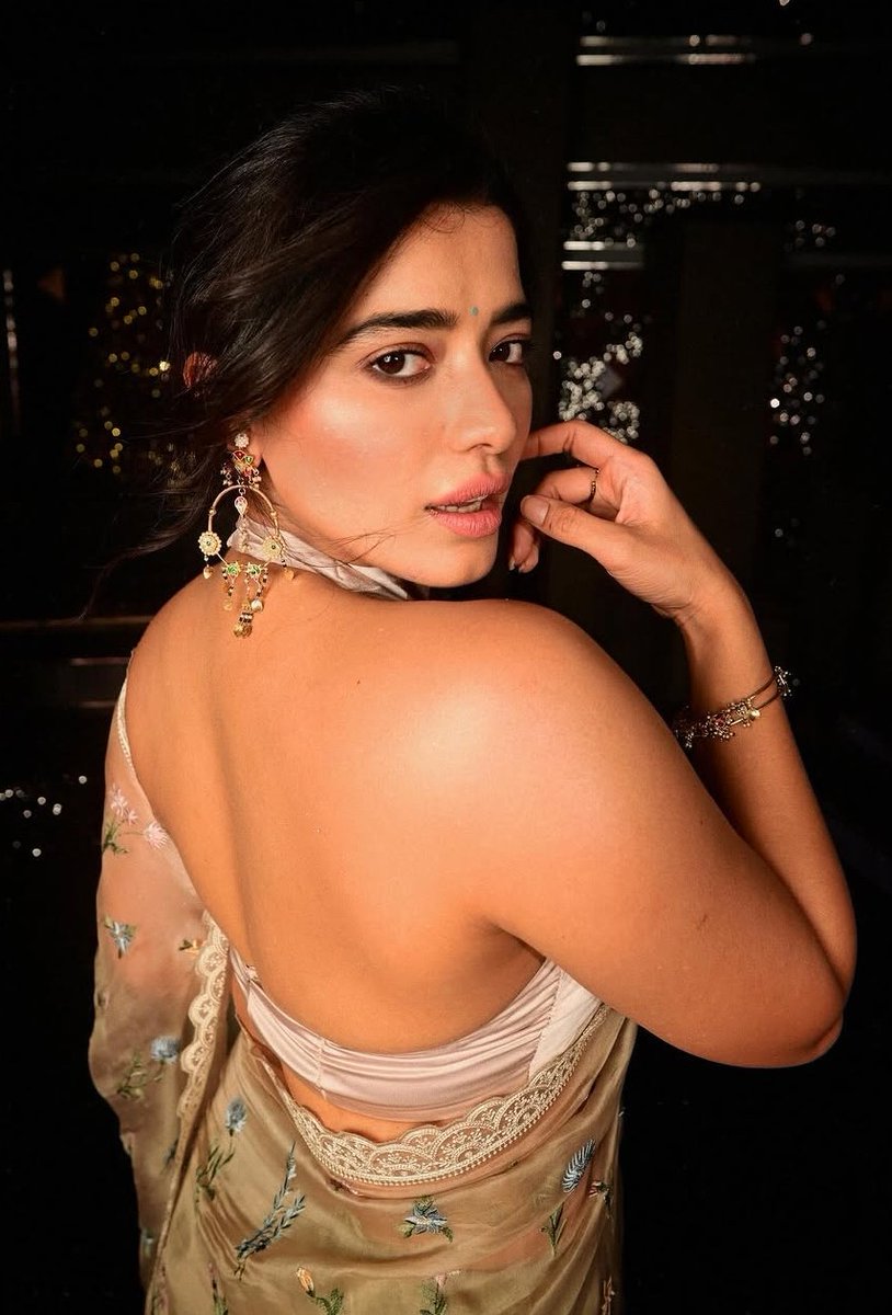 gill_to_kill's tweet photo. #Ketikasharma #backless #BACKSHOTS
#single #SingleTrailer
#Raid2 https://t.co/lknKm9Uplw