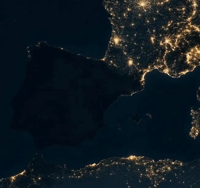 jeremykauffman's tweet photo. the closer your country's policies get to North Korea, the more your country looks like North Korea from space https://t.co/OyH2YnoxaU