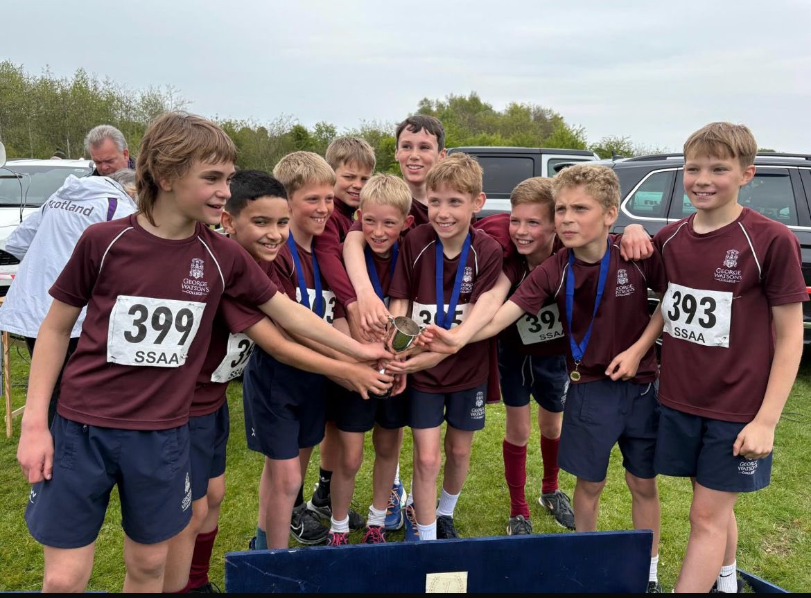 Well done to those who competed in Scottish Schools Primary Cross-Country Championships🏃🏼‍♀️ 

An outstanding set of individual performances and an amazing set of team results…
🥇Gold P6 Girls
🥇Gold P6 Boys
🥇Gold P7 Girls
💪🏼4th place P7 Boys