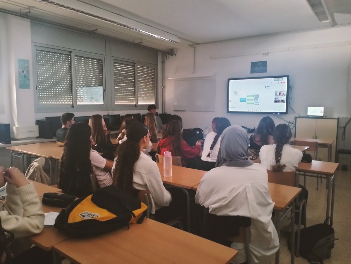 Avui, 30 d'abril, hem pogut assistir a una xerrada  online sobre els productes de la casa KIN per a ajustar al controlar la  plaça i per tant, les malalties periodontals.
Ha estat molt interessant!