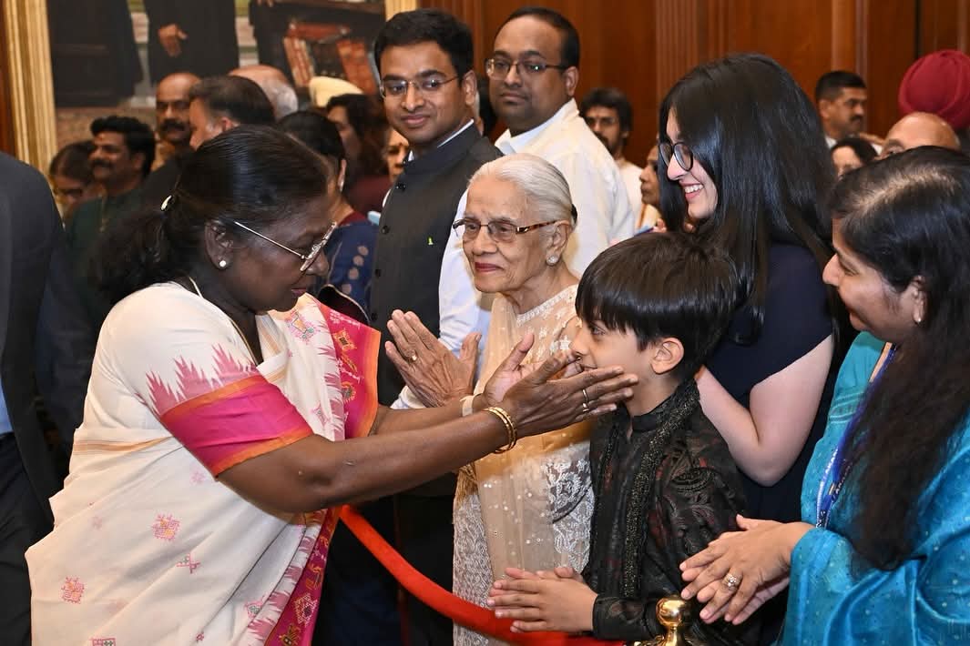 kayaldevaraj's tweet photo. The president awarding #Ak and greeting #Advik
#AjithKumar #PadmaAwards2025 #PadmaBhushan #PadmaBhushanAjith https://t.co/PK7vKvLAlS