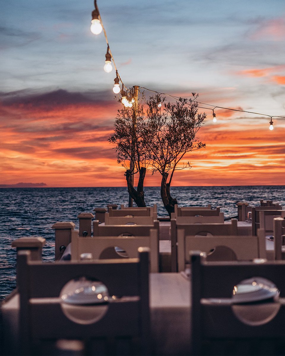 ClubMarvy's tweet photo. At İskele Meyhane, sunsets aren’t just a view they’re a feeling. With every meze shared and every breeze that brushes your skin, the world slows down just enough to remind you: this is what it means to truly unwind.

#clubmarvy #timelessmarvy https://t.co/2QAuBdlxz9