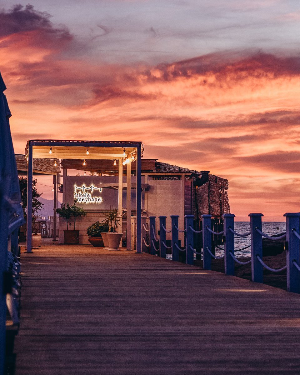 ClubMarvy's tweet photo. At İskele Meyhane, sunsets aren’t just a view they’re a feeling. With every meze shared and every breeze that brushes your skin, the world slows down just enough to remind you: this is what it means to truly unwind.

#clubmarvy #timelessmarvy https://t.co/2QAuBdlxz9