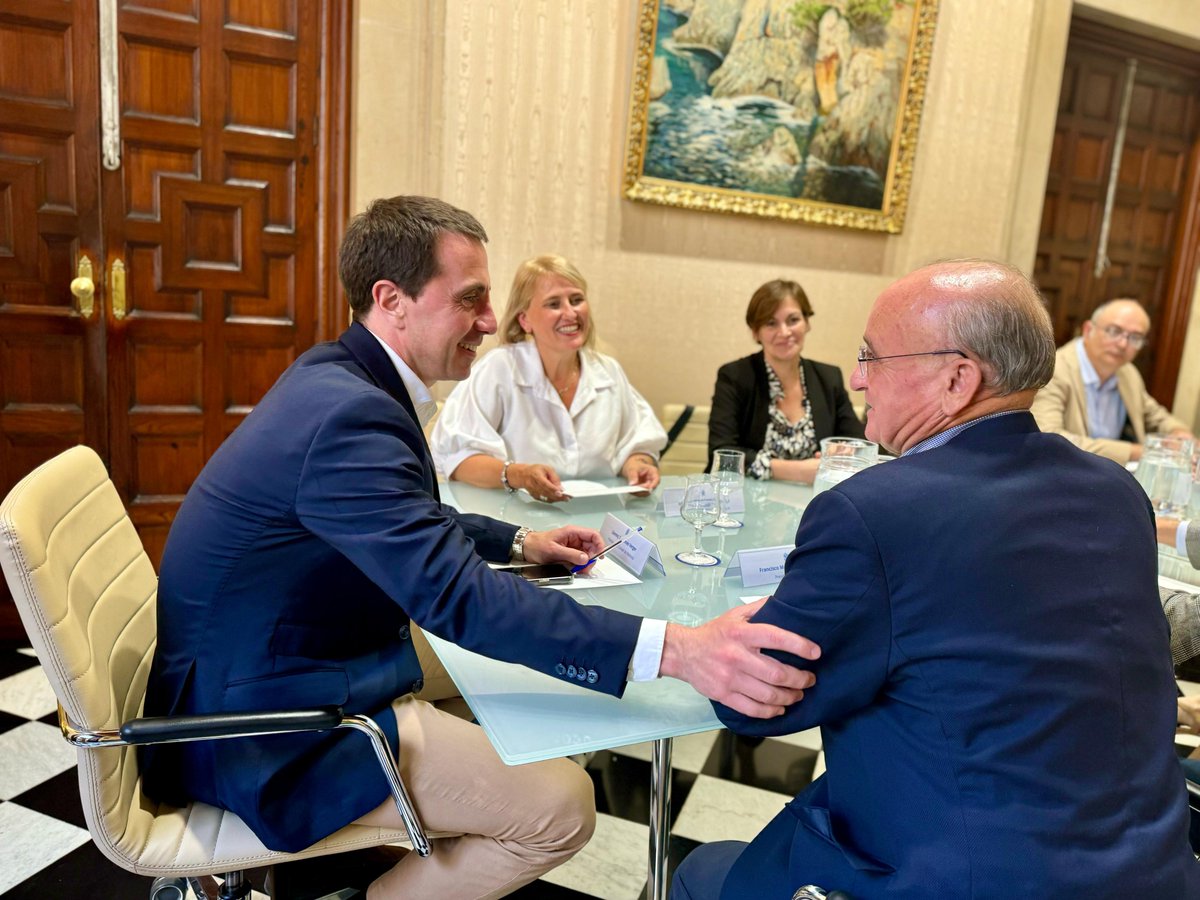 AsimaPoligonos's tweet photo. El presidente de #ASIMA, como presidente de #FEBAPE, acaba de reunirse con el presidente del Consell de Mallorca, Llorenç Galmés. Junto a representantes del Ayuntamiento de Bunyola, #TIRME y empresarios, le ha trasladado los problemas del #PolígonoSesVeles. https://t.co/qDnXWY5DaL