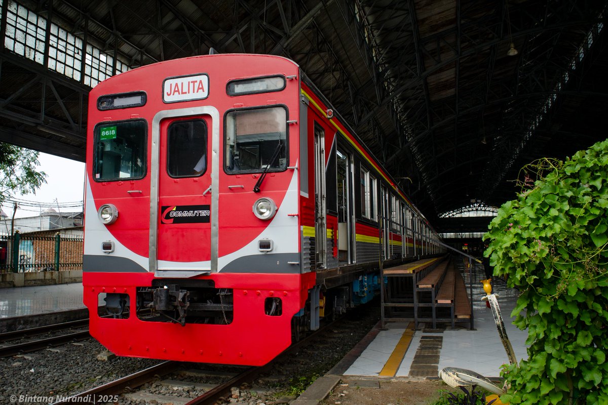HoshinoTetsudo's tweet photo. A day with JALITA 

8500系 [8518/8618F]

#インドネシア鉄道電化開業100周年 
#鉄道 #鉄道写真 #keretaapiindonesia #railwayphotography #KRL #commuterline #KAIC #jakarta https://t.co/v5K9EGGNPo