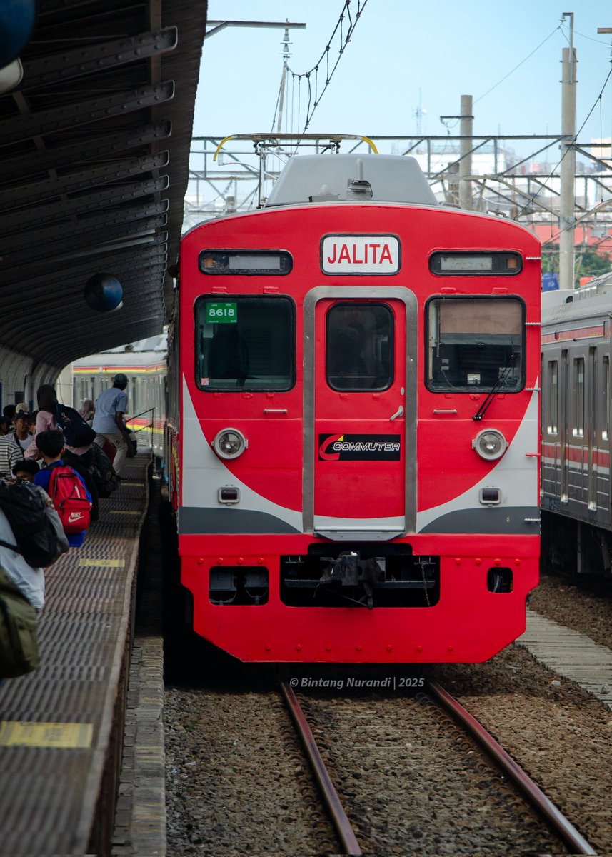 HoshinoTetsudo's tweet photo. A day with JALITA 

8500系 [8518/8618F]

#インドネシア鉄道電化開業100周年 
#鉄道 #鉄道写真 #keretaapiindonesia #railwayphotography #KRL #commuterline #KAIC #jakarta https://t.co/v5K9EGGNPo