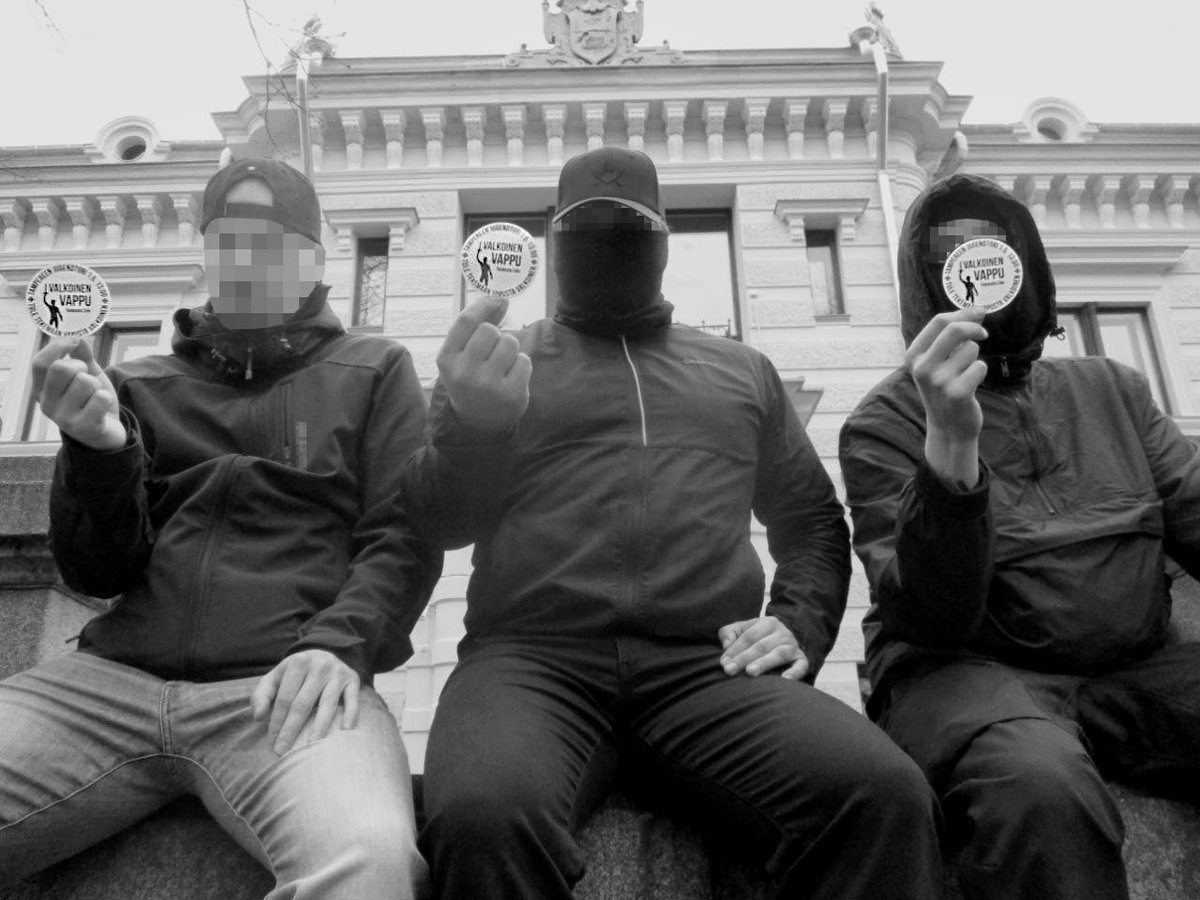 ActiveClubFin's tweet image. Sinimustan Liikkeen Vappumarssia mainostavan tarramateriaalin levitystä kaduille.
Tampereen Vappu tulee olemaan valkoinen!
XIV🏴☠️