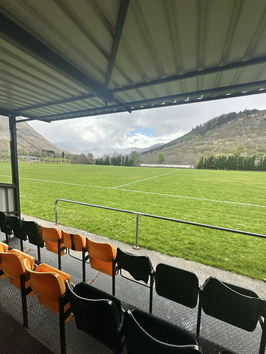 matiasmosquera's tweet photo. El Claggan Park, casa del @FortWilliamFC, donde termina la West Highlands Highway. Ahí me mandé el año pasado y desde entonces solo pienso en estadios perdidos por el mundo.
✍️https://t.co/LUurD3HUwJ
#Whereisfootball #groundhopping https://t.co/Q17p1V0iFm