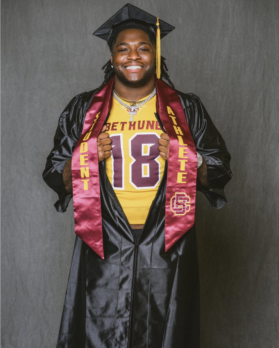 👨🏾‍🎓• 2 DEGREES IN 3 YEARS. I'm overachieving. Thank you lord for being with me while I stand on business overly. Know my ma &amp; pops looking down on me with a big smile! 💚🕊️

#Chosen1 #ripmaandpops #blessed #1stGen 🎓