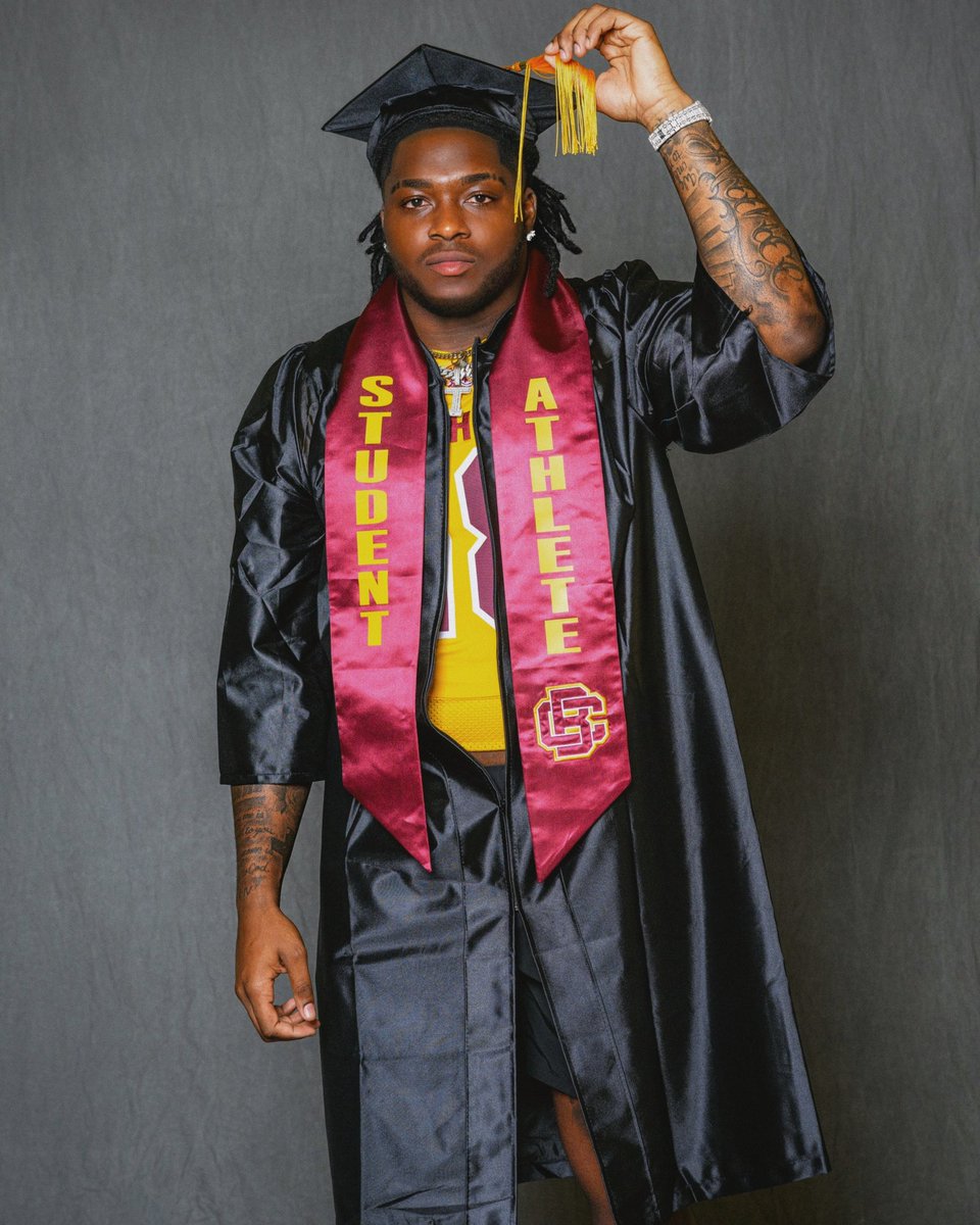 BeGreatThomas's tweet image. 👨🏾‍🎓• 2 DEGREES IN 3 YEARS. I'm overachieving. Thank you lord for being with me while I stand on business overly. Know my ma &amp;amp; pops looking down on me with a big smile! 💚🕊️

#Chosen1 #ripmaandpops #blessed #1stGen 🎓