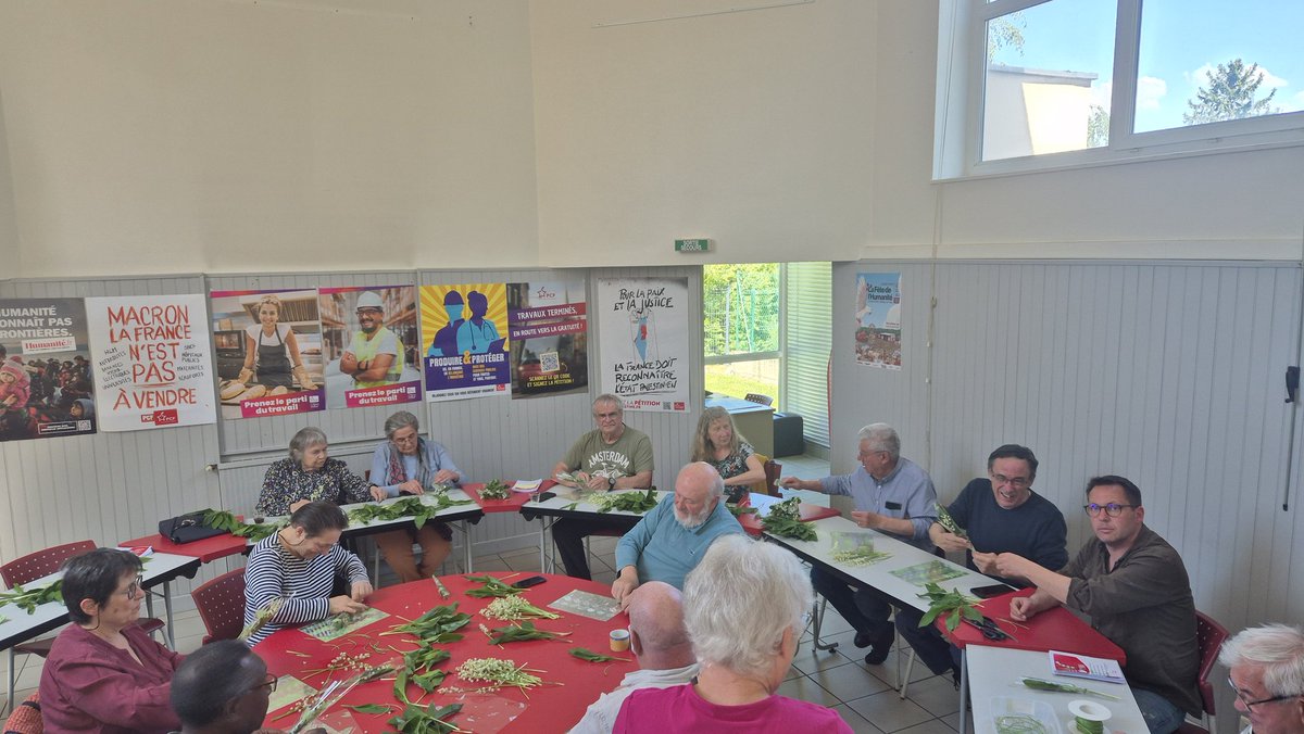 Préparation des brins de muguet à la fédération du PCF 63, à retrouver sur les manifs demain auprès des militants communistes, à Riom 10h devant la Poste. À demain 😉