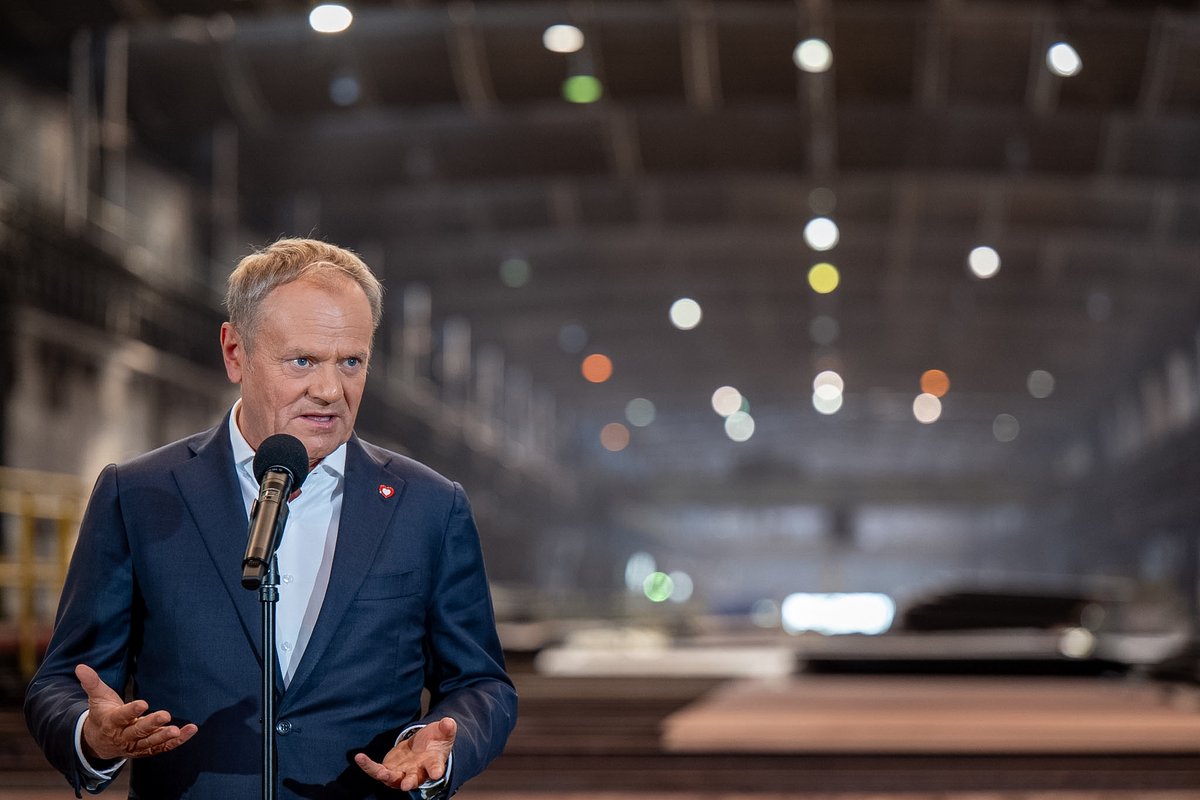 Huta Częstochowa uratowana dzięki wsparciu państwa

Premier  Donald Tusk odwiedził dzisiaj Hutę Częstochowa, gdzie wraz z Ministrą  Przemysłu Marzeną Czarnecką spotkali się z przedstawicielami zarządu i  związków zawodowych i omówili dalszy rozwój Huty.