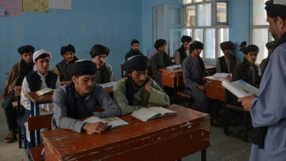 focusjinn's tweet photo. Taliban'ın yasak çemberi genişlemeye devam ediyor: Sıra erkeklerde

Taliban’ın yeni kuralına göre, ilkokul çağındaki erkek öğrenciler açık mavi kıyafet ve şapka, lise öğrencileri ise beyaz şalvar ve turban giymek zorunda. 

Kurala uymayan öğrenciler ise okula alınmayacak. https://t.co/lPaQQTI7RV