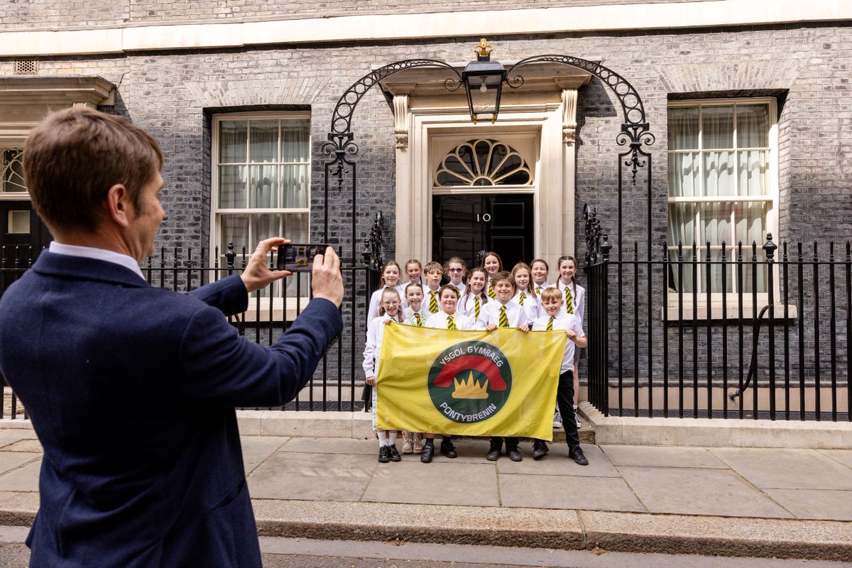 Schoolchildren participating in our UK-Ukraine School Partnerships programme were invited to Downing Street to launch a commemorative stamp marking the 100-Year Partnership, which aims to deepen ties between the two countries.
📸 Pupils from Ysgol Gynradd Gymraeg Pontybrenin in