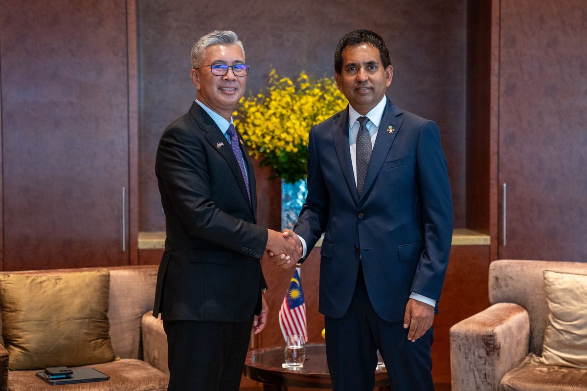 During the official visit of HE President Dr <a href="/MMuizzu/">Dr Mohamed Muizzu</a> to Malaysia, I had the opportunity to meet <a href="/tzafrul_aziz/">Tengku Zafrul 🇲🇾</a>, Minister of Investment,Trade and Industry of Malaysia. In this meeting we discussed strengthening bilateral economic cooperation and exploring more opportunities in