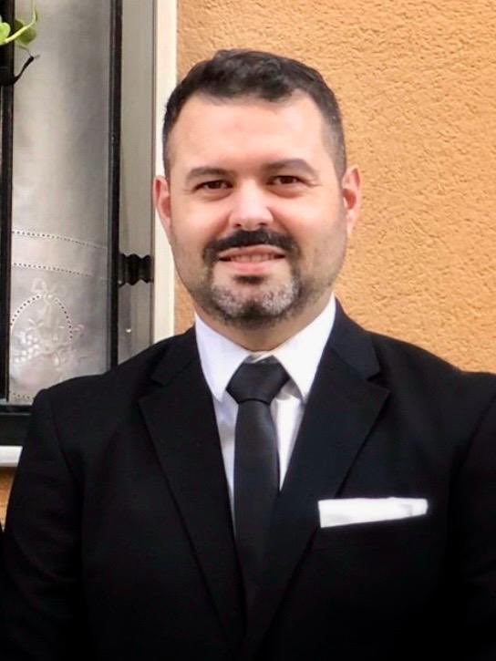 Sabéis que, cuando salimos, nos gusta hacerlo acompañados. 

Para la desarmá del sábado hemos formado una mesa con cuatro cofrades de tronío. Éstos son los dos primeros: <a href="/LoCofrade/">Lo Cofrade</a> y <a href="/leoalonsor/">Leo Alonso</a>.