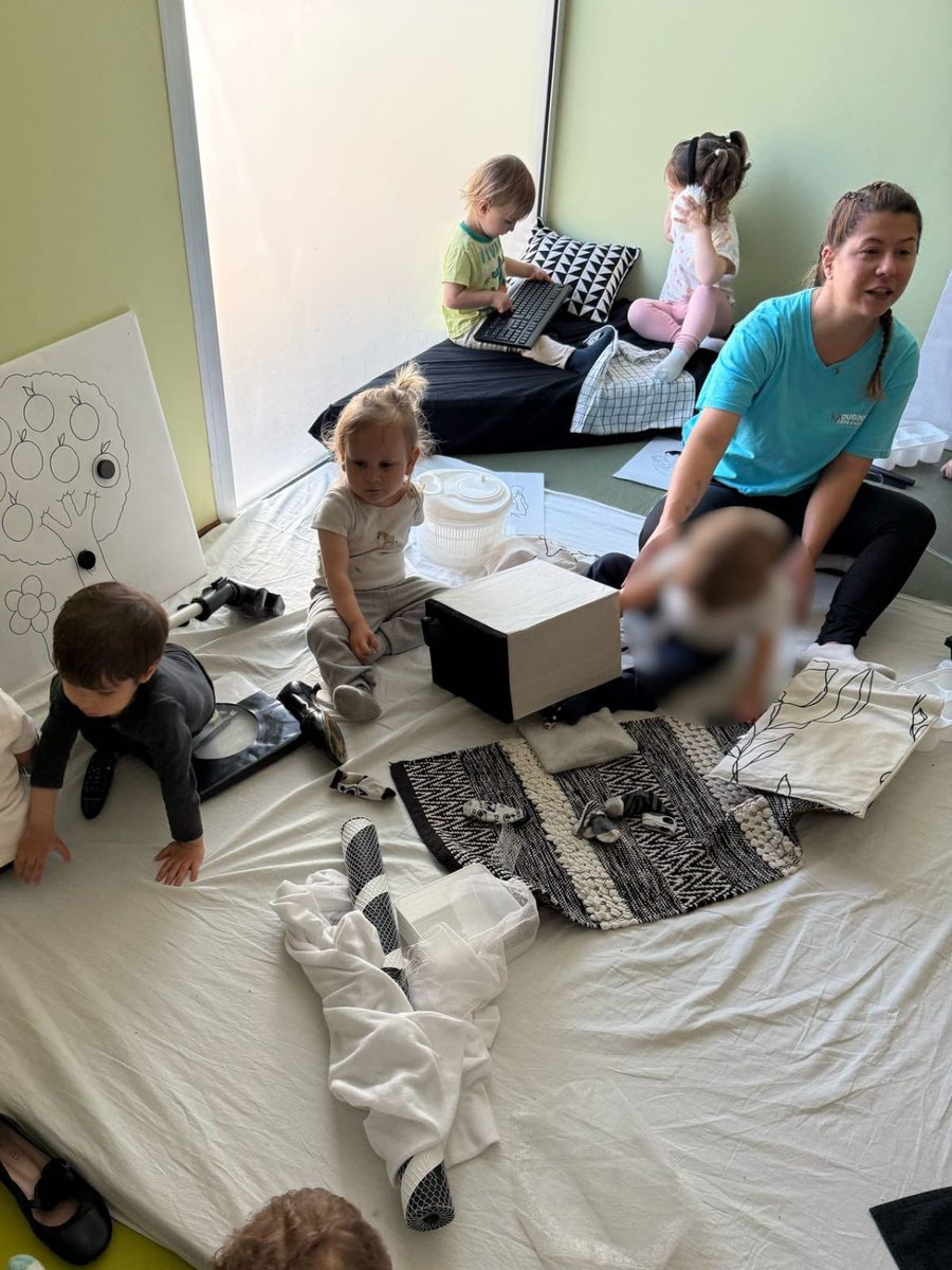 Joli succès auprès des pitchouns ce mercredi à la crèche des Oursons à #Mougins sur le thème du contraste noir et blanc ⚫️⚪️