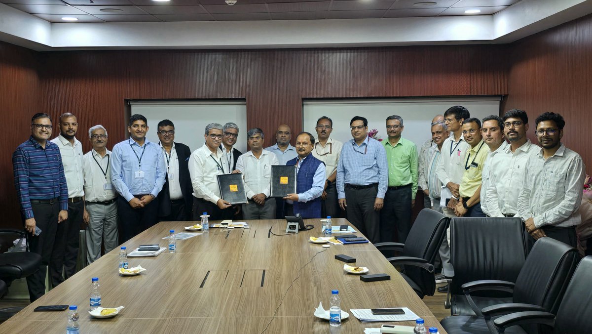 NHAI_Official's tweet photo. #NHAI has signed a concession agreement with M/s G.R. Infraprojects Ltd. for the development of 88 km long 6 lane access controlled Agra- Gwalior Greenfield Expressway to be developed on Build Operate Toll (BOT) mode. Read more: https://t.co/EKiyhDBoRk
#PragatiKaHighway https://t.co/w39ZiFnK50