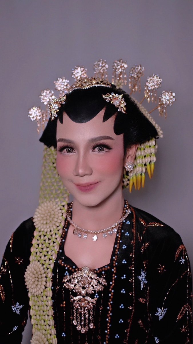 hasafeeling's tweet photo. @18fesss Kalau yang butuh MUA area jogja dan sekitarnya bisa cek akun ig janumakeup ya semuanya🙏🏻 https://t.co/GcHLWmNJQE