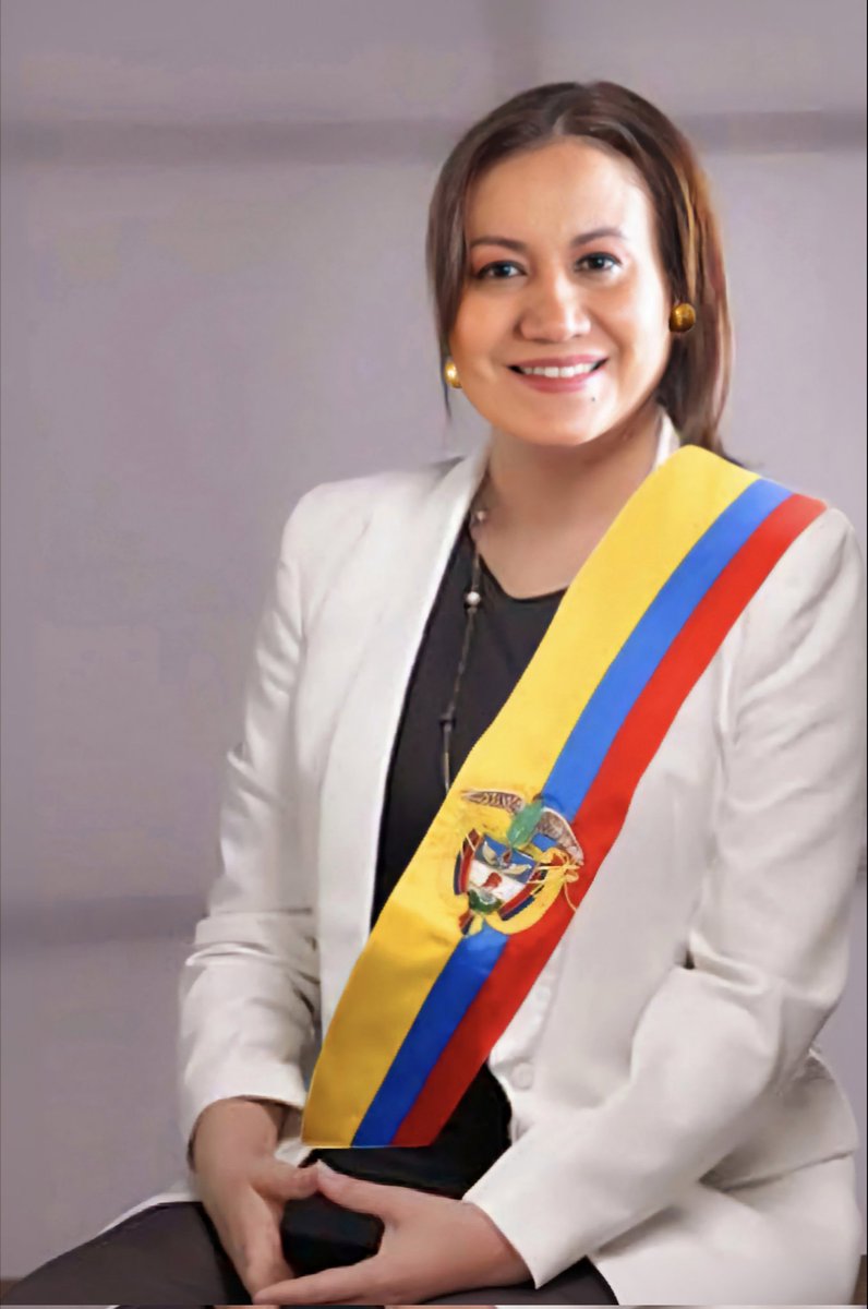 luismidx_d's tweet photo. @carolinacorcho presidenta 2026 - 2030 💪🏼🇨🇴🍃🥳🇨🇴💪🏼 https://t.co/sgOTihRBu2