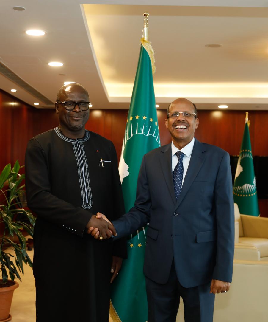 The  Chairperson of the AU Commission, H.E. <a href="/ymahmoudali/">Mahmoud Ali youssouf</a>, received H.E. Mr.  Régis Onanga Ndiaye, Minister of Foreign Affairs of the Republic of  #Gabon. Commending Gabon's peaceful transition to constitutional order;  through inclusive dialogue, a national referendum, &amp; credible