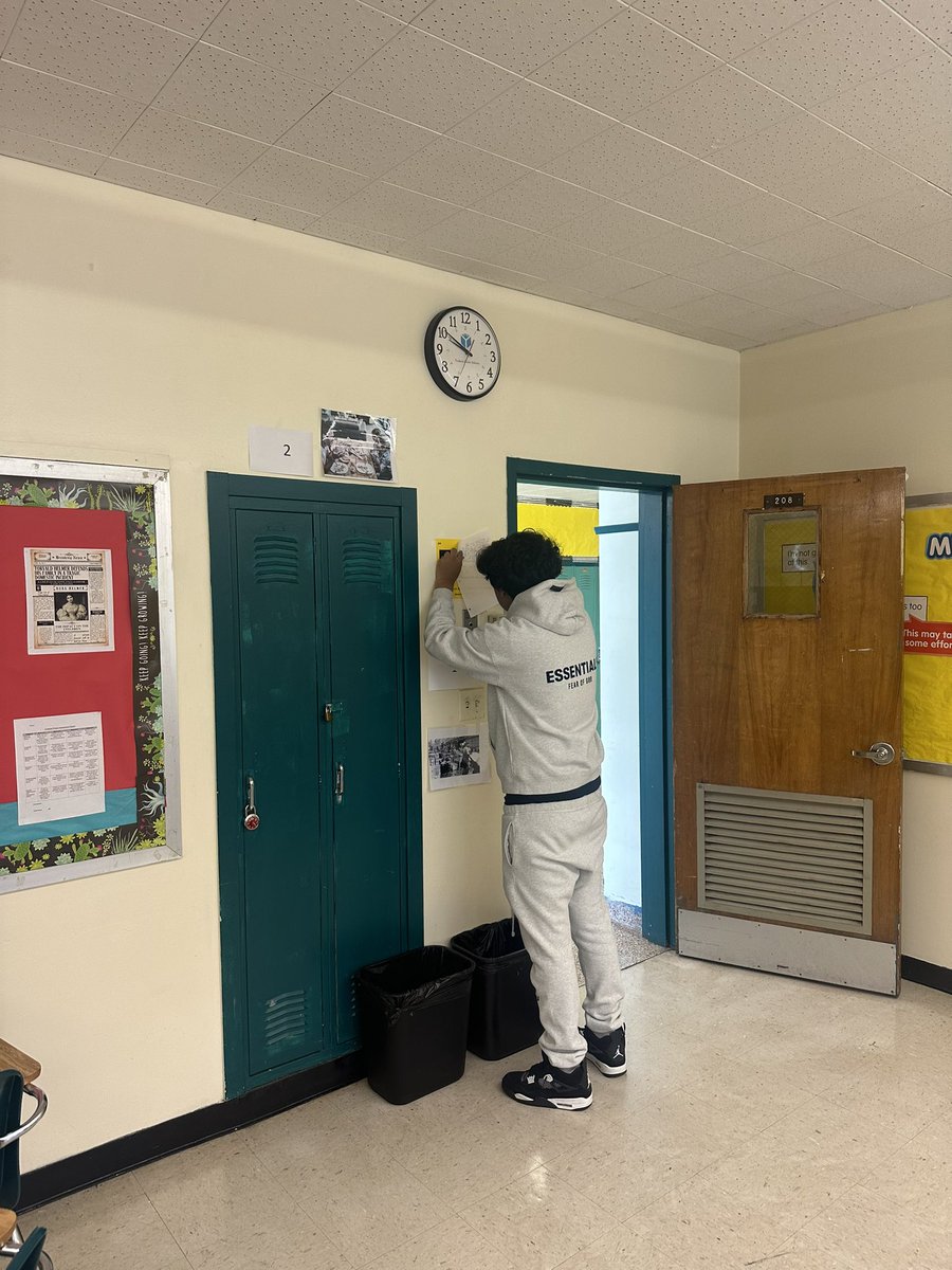 MrsDeMatteo22's tweet photo. Gallery Walk A View from the Bridge in pictures @RcollinsJudon @AnibalSolerJr @YonkersSchools https://t.co/VfM4g2L4Au