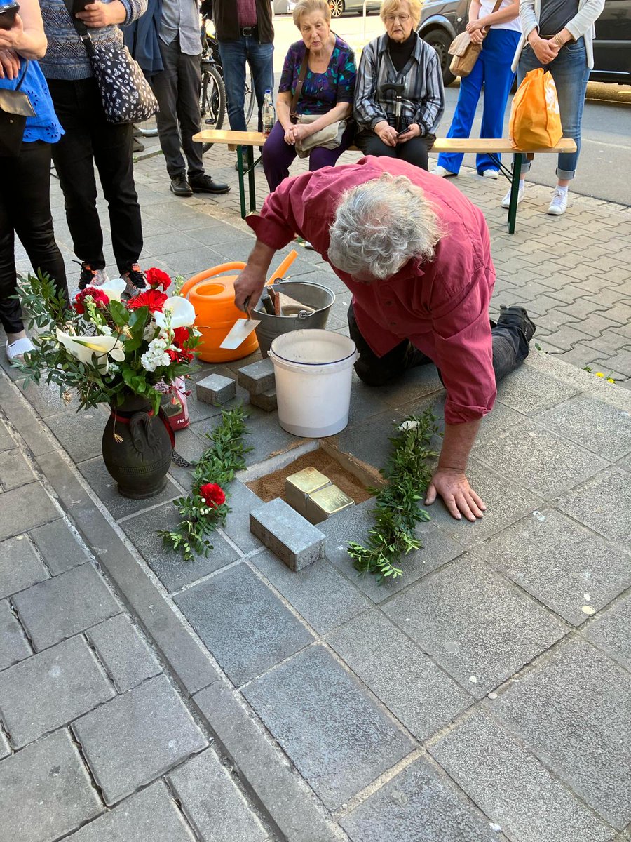Jedes Jahr am 30.4. gedenkt der #FCN seiner 1933 ausgeschlossenen jüdischen Mitglieder und verlegt dabei in Zusammenarbeit mit "Geschichte Für Alle" Stolpersteine in der Stadt. Heute in der Peter-Henlein-Str. 48 für Anna Margarete &amp; Bruno Einstein.

#UnserClub
