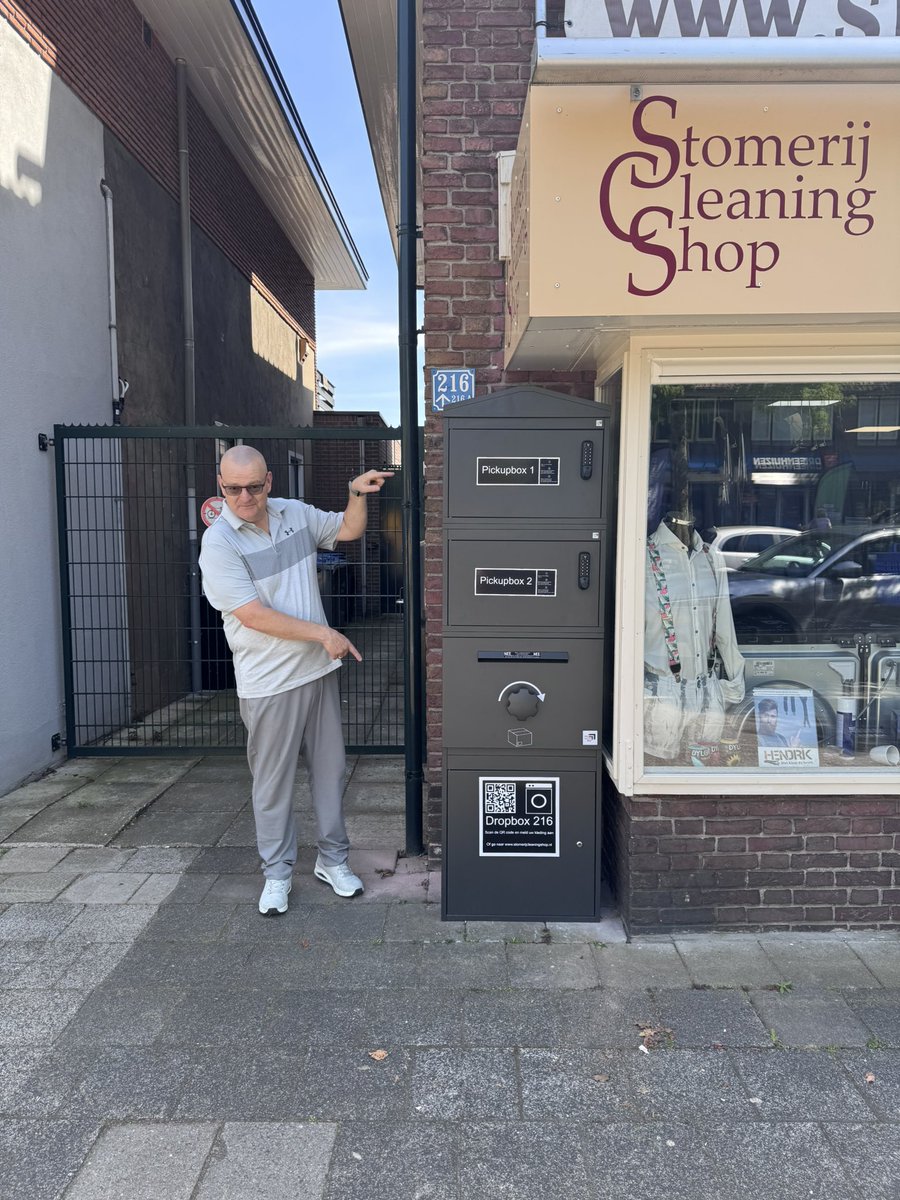 Jaja, hij staat er hoor!
Onze Dropbox is gegroeid met twee extra Pickupboxen.
Geen wachttijd, geen gedoe – gewoon jouw kleding ophalen wanneer het jou uitkomt.

En die man ernaast? Dat is Marco – onze eigen stoommachine!
#StomerijAmersfoort #Pickupbox #StoomkrachtVanMarco