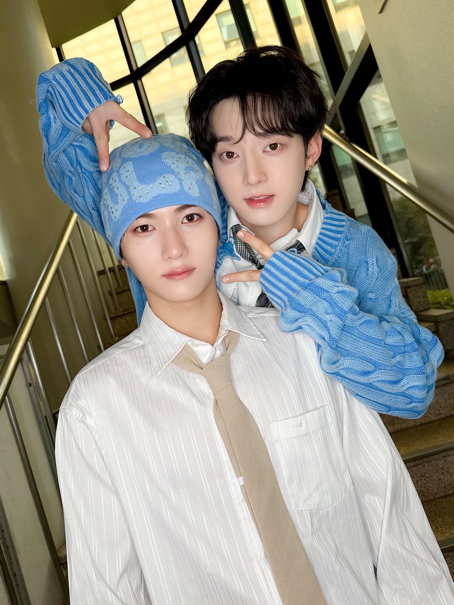 AIMERS_AMRS's tweet photo. [🥳]

#HAPPY_DORYUN_DAY 🎂

TO. #DORYUN

돌멩쿤 생일 축하하고 학교에서 널 만나서 에이머스까지 이어진 인연 아주 다행이라고 생각한다! 하루는 다이어트 잊어버리고 맛있는거 야무지게 고고링~ 건강하거라~👍

FROM. #EUNJUN

#AIMERS #에이머스 #도륜 #은준 https://t.co/g232kRmGO2