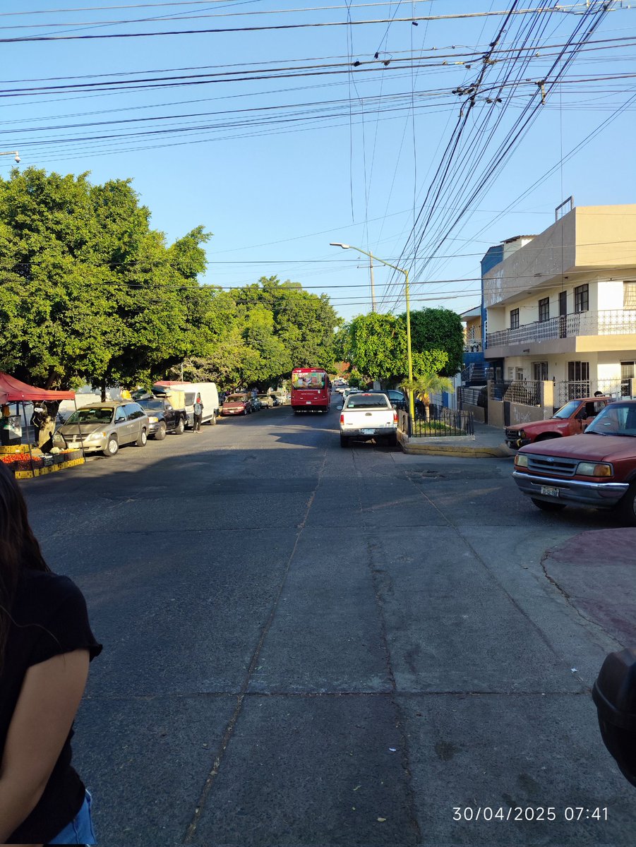 isarg_0's tweet photo. @TransporteJal la unidad U-117 de la Ruta T18 (antes 622) está haciendo el recorrido de la ruta sin levantar a ningún pasajero, todos los levanta la unidad U-008 en el tramo de monte de la luna hacia federalismo. https://t.co/rEHVFNZFK2