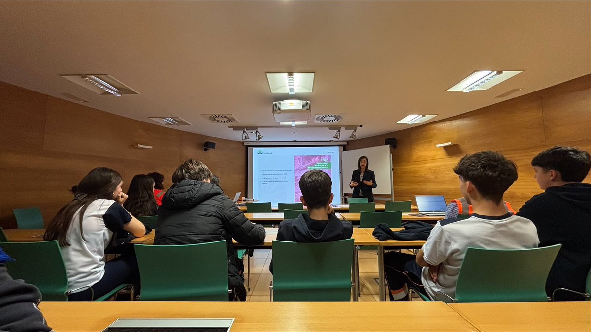 ClaretianasOvi's tweet photo. "Hoy hemos podido conocer el desarrollo de las profesiones STEAM y el día a día de algunas de las trabajadoras de  @cogersaasturias gracias al programa de mentoring de mass team Asturias, iniciativa que promueve el talento femenino asturiano en estas profesiones https://t.co/d7s0jvKOGy