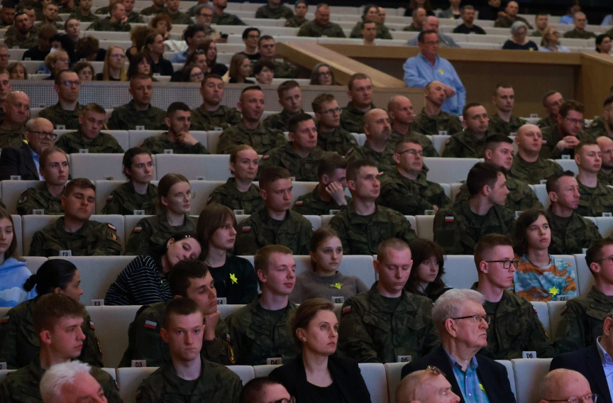 ❗️Skandal w Wojsku Polskim?! Część żołnierzy zaczęła wychodzić gdy zaczęła przemawiać Agnieszka Holland, dotarliśmy do jednego z uczestników spotkania, który zdradził nam skandaliczne szczegóły. 

Żołnierze z 1. Warszawskiej Brygady Pancernej, ale także z innych jednostek dostali