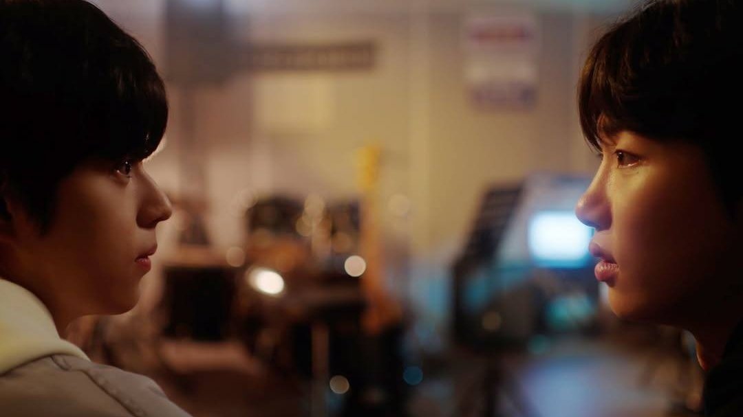 annyreis99's tweet image. Passei o episódio todo, com o coração na mão vendo eles dois juntos, porque não faz sentido ele começar a gostar desse e não mais do amigo.

Aí cheguei quase no final, e pensei, ele tem que começar a gosta do outro mesmo, aí no final voltei por início. 🥺

#SomethingIsNotRightEp5