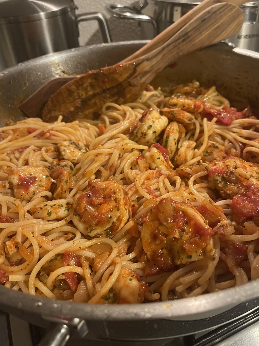 Dinner dreams made real. Fresh shrimp, slow-cooked cherry tomato Pomodora sauce, and perfectly al dente spaghetti—all made at home with organic ingredients. 
#almashealthycooking #almasrecipes #hopeyoutryit #shrimprecipes #spaghettipomodora #italianpasta #homemadepasta