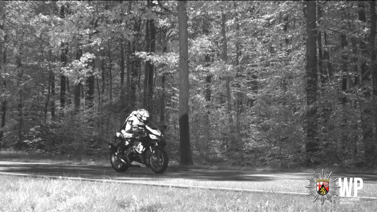 Polizei_KL's tweet image. 68 #Raser hat unser Kontrollteam bei einer Geschwindigkeitsmessung auf der #B48 bei #Leimen erwischt.  
Ein #Motorradfahrer war mit 204 km/h negativer Spitzenreiter. 🏍️ Und zwei Biker wurden sogar auf der Hin- und Rückfahrt mit zu hoher Geschwindigkeit erwischt!
👉