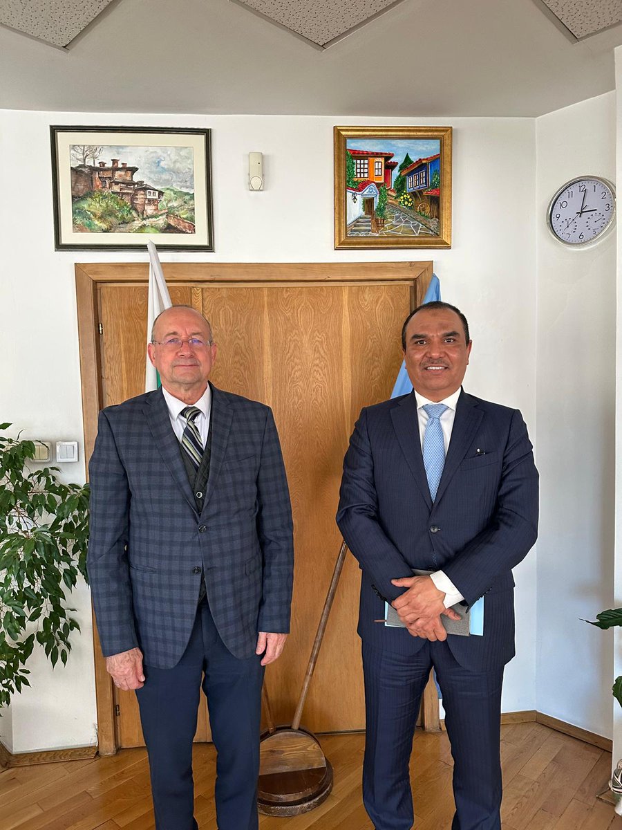 التقى سعادة  السفير/ غازي حامد الفضلي مع رئيس غرفة التجارة والصناعة البلغارية السيد/  تسفيتان سيميونوف وذلك بتاريخ 30 أبريل 2025 وخلال اللقاء تم مناقشة سبل تعزيز العلاقات الاقتصادية والتجارية بين البلدين الصديقين
#السفير_غازي_حامد_الفضلي