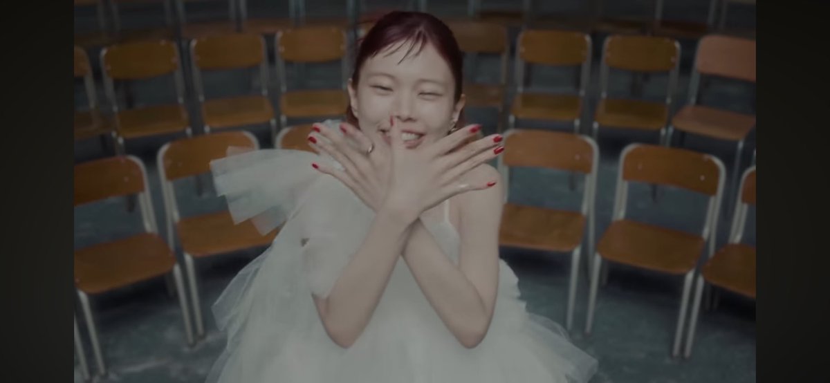 アイナちゃんのAria MV
何度も見てしまう

アイナちゃんパパが描いた蝶🦋の妖精みたいで可愛いなあ🧚

みんなが歌えるメロディやピッチ🎤

最後のコーラス部分　ライブ会場やフェスで
超満員のみんなで歌いたいなあ✨