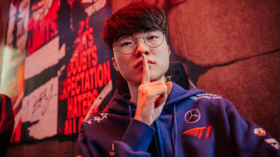 TeyFrix's tweet photo. Pas de ralentir on augmente la cadence !
Le salaire et doublé par Manu dans le 6-10, la Porsche est chez le mécano et mtn on s'fait livrer par Faker https://t.co/RCNl4CtR2p