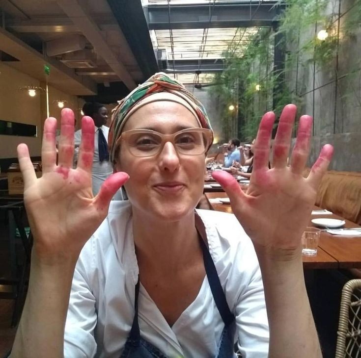 Uma manhã perfeita no Arturito. Isso na minha mão? Ah, apenas manchinha de beterraba diretamente da horta que temos