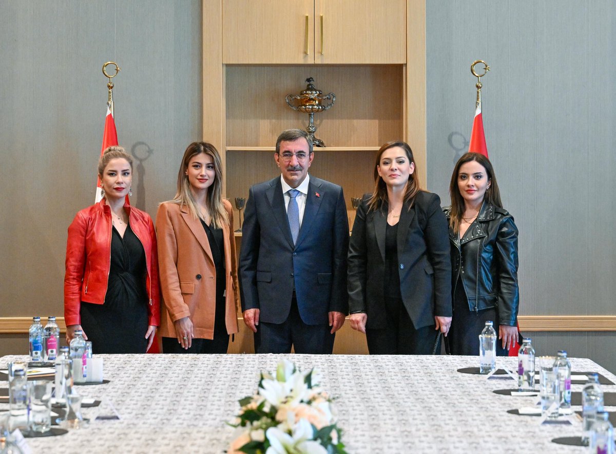 vasikadvan's tweet photo. TÜRKİYE CUMHURBAŞKANI YARDIMCISI SN. CEVDET YILMAZ’I ZİYARET ETTİK.
Van milletvekillerimiz Sn. Burhan KAYATÜRK ve Sn. Kayhan TÜRKMENOĞLU ile Cumhurbaşkanı Yardımcısı Sn.Cevdet Yılmaz’ı ziyaret ederek projelerimiz ve çalışmalarımız hakkında bilgilendirip, istişarelerde bulunduk. https://t.co/kJVjp9JHVg