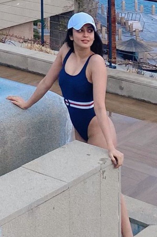 GpyeL50bgAA3bVy?format=jpg&name=900x900