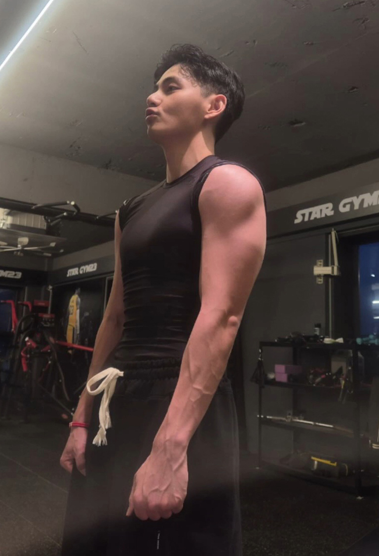 골격 달란트 차고 넘치게 받아서
슬렌더로 살 때나 벌크업 한 지금이나 
이 남자는 그저 아름답기만 함