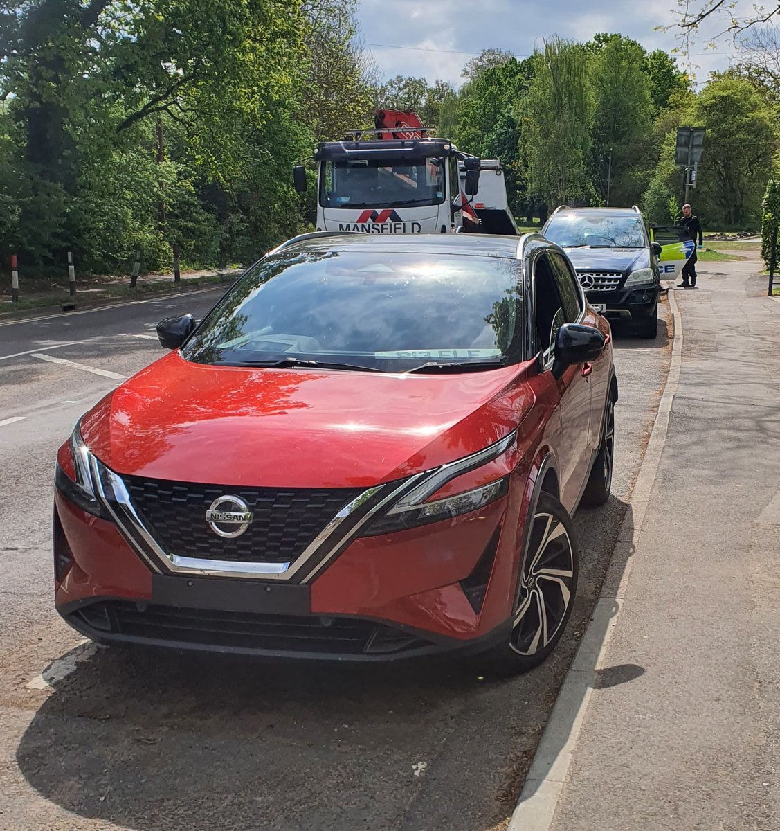 🚔 #SnowballEffect in Send | #OpSpotlight

Two #SPCasualtyReduction officers stopped this Qashqai in Send after spotting it had no number plate displayed.

The vehicle was being delivered from auction, but the driver was found to be disqualified from driving. He also refused to