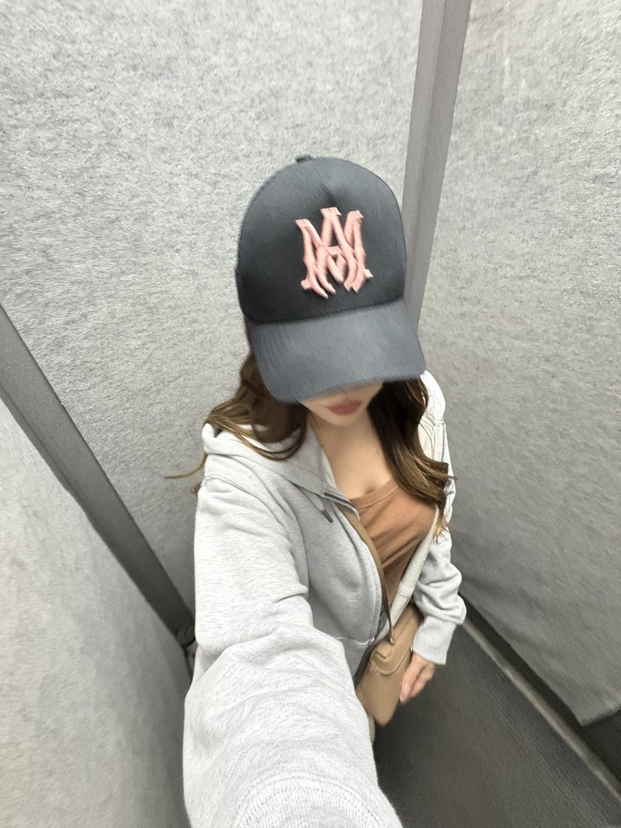 Takaneeee57's tweet photo. ブルベだった私。

何色の服が似合うんかな〜 https://t.co/1jIOixbRSN