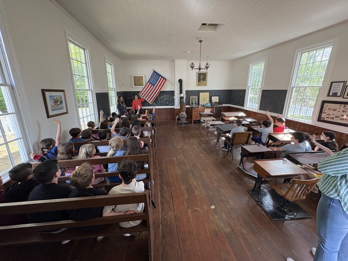 ⁦<a href="/ConoverRoadES/">CRES</a>⁩ 3rd graders are visiting the #MontroseSchoolHouse today and learning about how local students were educated in the 1800’s. ⁦<a href="/CNSchools/">Colts Neck Schools</a>⁩