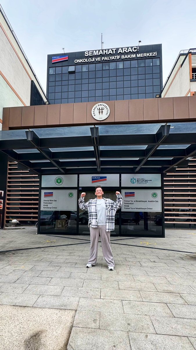 EY KANSER! BU DEFA BEN YENDİM SENİ!

Böyle bir başlığın çok uygun olacağını düşündüm. 😆 2 yıl önce ilk tanı konulduğunda buraya deli gibi titreyerek ağlayarak gelmiştim ve “Kemoterapi” denen şeyden çok fazla korkmuştum. Bir çok kişi kemoterapinin çok korkunç olduğundan +++