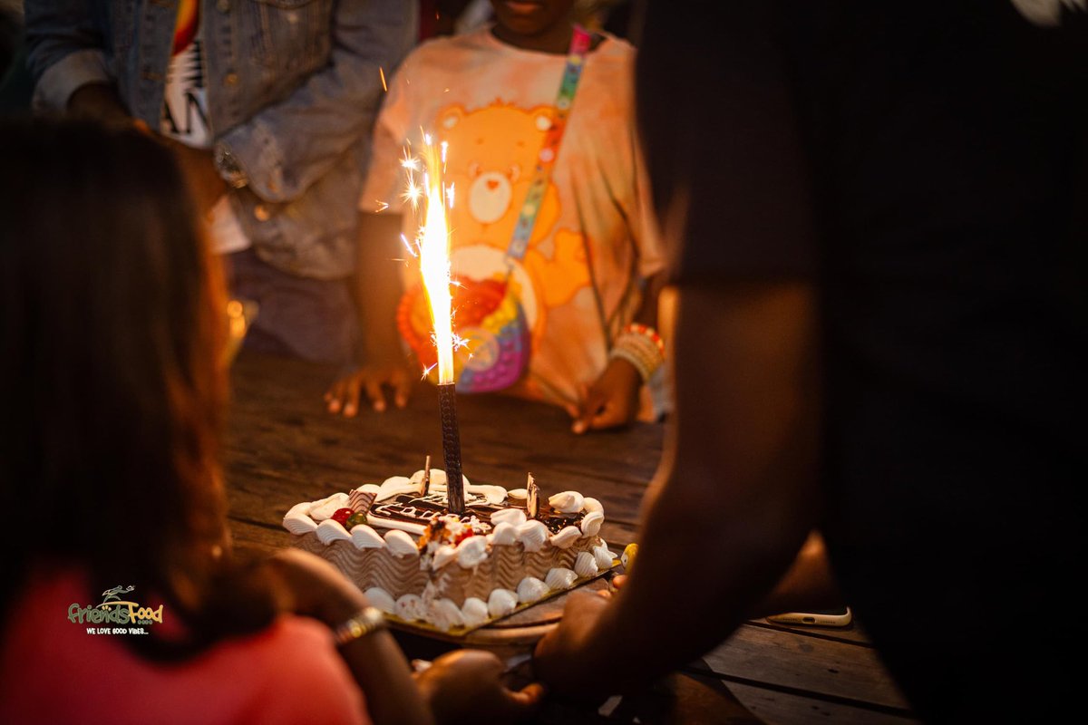 Hello Friend’s !

Y’a des moments simples qui font chaud au cœur… Et chez nous, on adore ça !

#FriendsFood #WeLoveGoodVibes #AnniversaireChezFriends