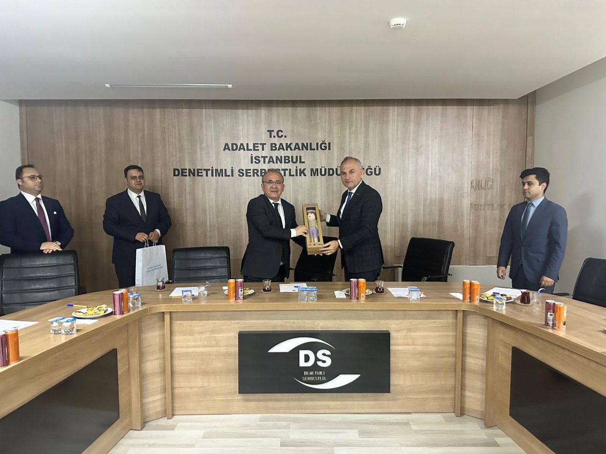 tcgaziosmanpasa's tweet photo. Kaymakamımız @yndisk, İstanbul Cumhuriyet Başsavcı Vekili Orhan Aydın, Gaziosmanpaşa Başsavcı Vekili Orhan Türüdi ve CTE Genel Müdürlüğü Kontrolörü Ali Harmancı’nın katılımıyla düzenlenen toplantıda Beyaz Ev projemizin detayları ve amaçları anlatıldı.
#2025AileYılı
#BeyazEv https://t.co/IElK66h4qz